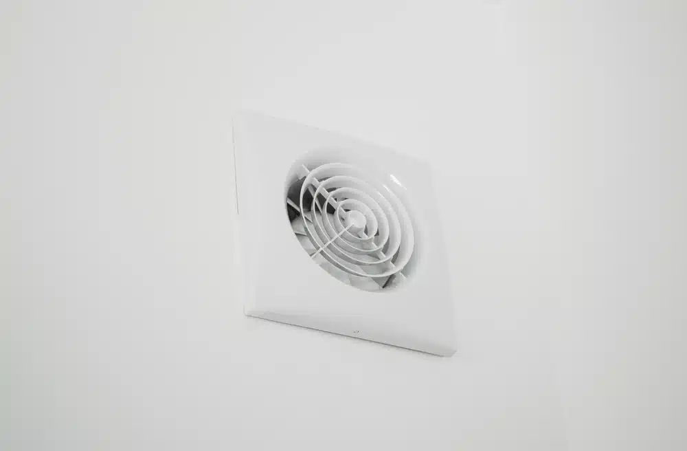 Is it a legal requirement to have an extractor fan in kitchen UK?